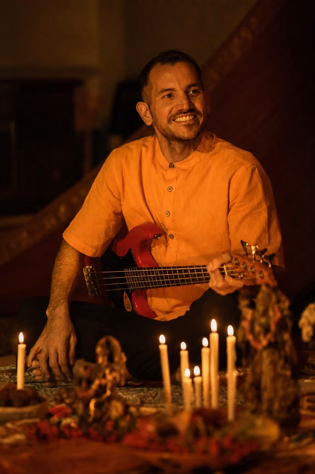 Pedro Peterson - Bajo y Voz